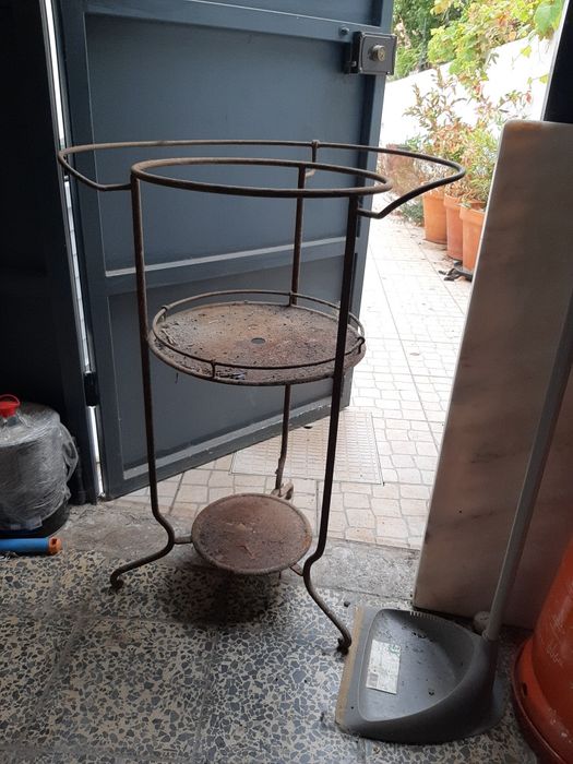 Vendo suporte lavatorio antigo de ferro . Está a precisar de ser restaurado