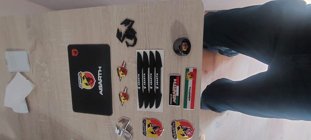 Emblemas Abarth Laterais, Mala, interiores, Grelha, Portas, Relógio NOVOS
