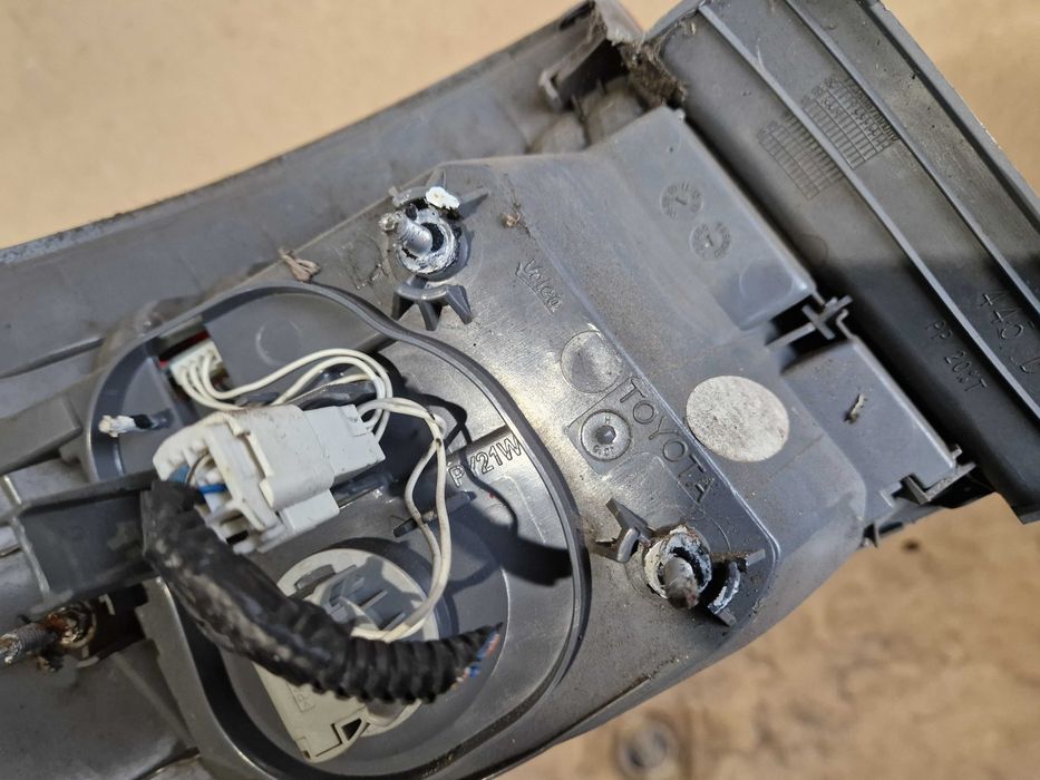 Toyota Avensis T27 010r. sedan lampa tylna prawa.