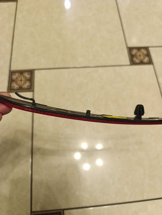 Оригінальний катафот відбивач на Tesla Y