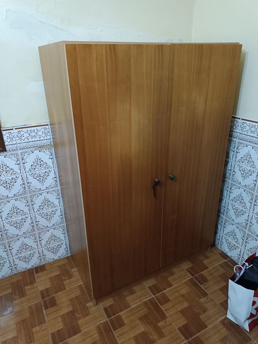 Cama  roupeiro e comoda