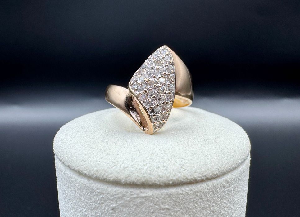 Złoty pierścionek z cyrkoniami; 14ct 585, waga: 3,38g, rozmiar: 14