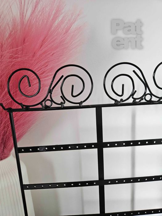 Szkatułka czarny metalowy na kolczyki biżuterię organizer ekspozytor