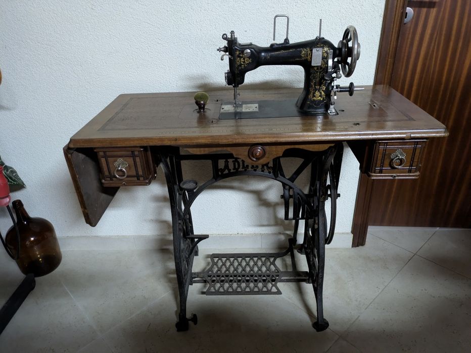 Máquina de costura Adler antiga a pedal - completa e original