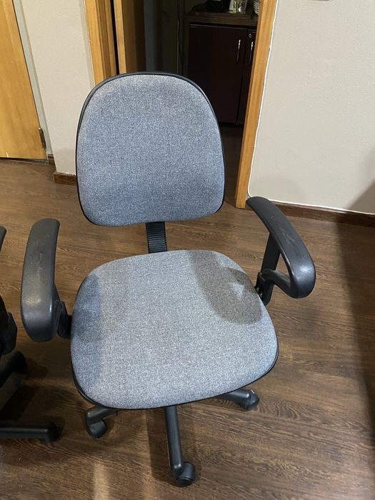 Duas cadeiras de escritório com rodas