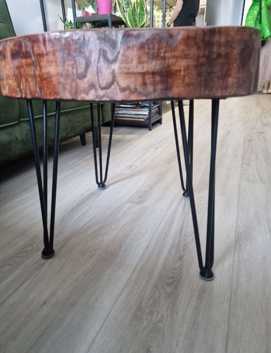 Piękny solidny stolik drewniany