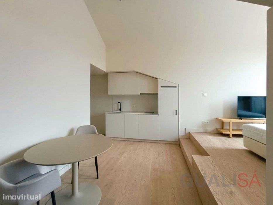 Apartamento T0 novo com varanda, equipado e mobilado, localizado no...