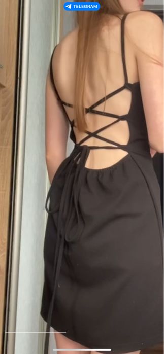 Чорна сукня обтягуюча з голою спиною