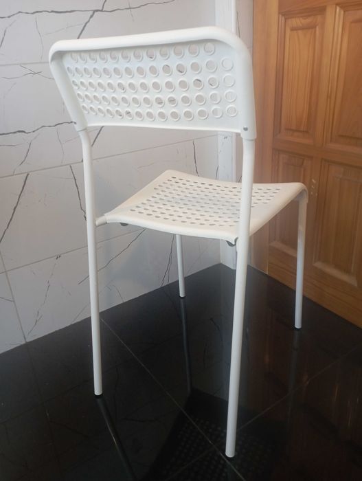 Białe krzesła do kuchni