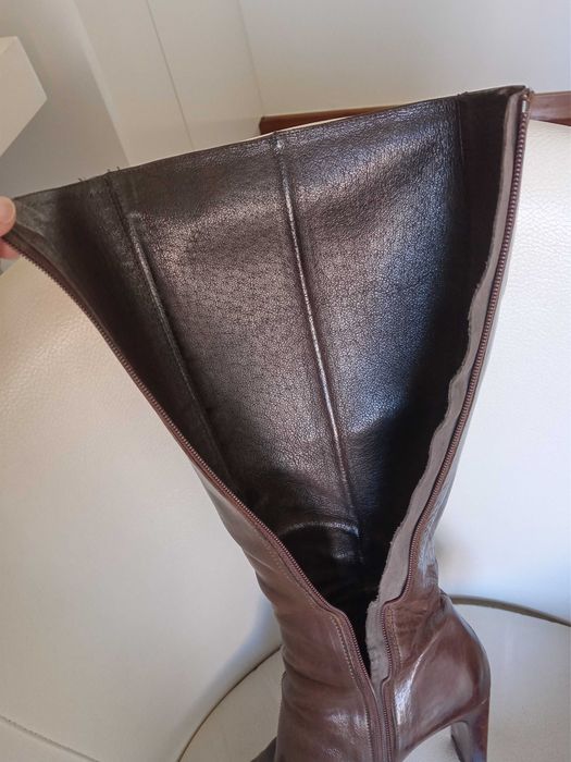 Botas castanhas de cano e salto alto em pele