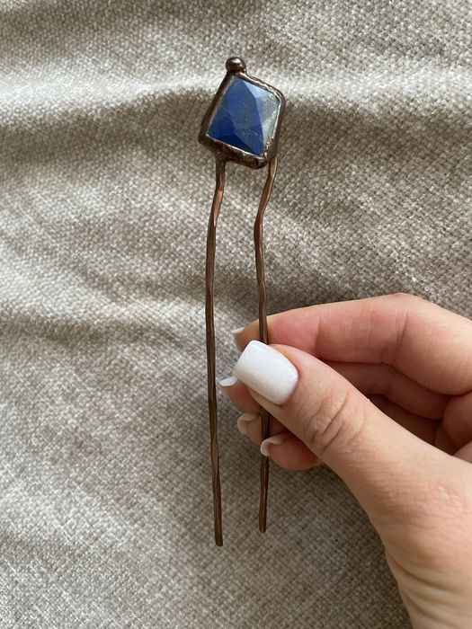 Ręcznie robiona szpilka do włosów z lazurytem – unikat z Lwowa