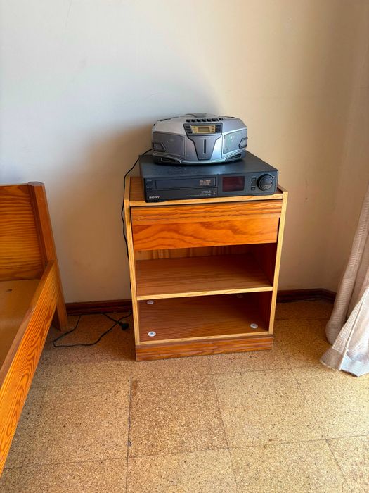 Conjunto de Quarto: Cama, Cómoda e Mesas de Cabeceira