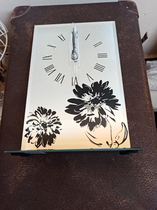 Zegar stojący z kwiatkami