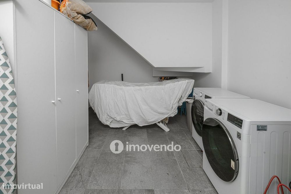 Moradia T3+1 moderna, com piscina e garagem, na Caparica