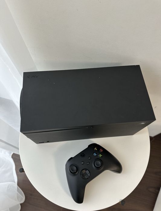 Xbox 1Tb и два геймпада