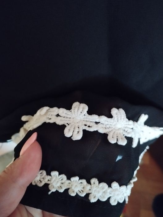 Piękna elegancka czarna sukienka chanelka 38 M z białą gipiurą