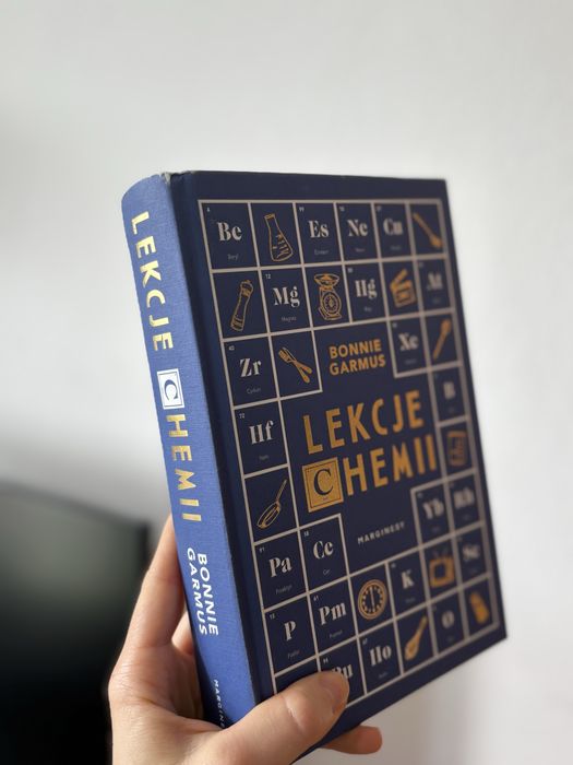 Lekcja chemii barwione brzegi niebieska książka