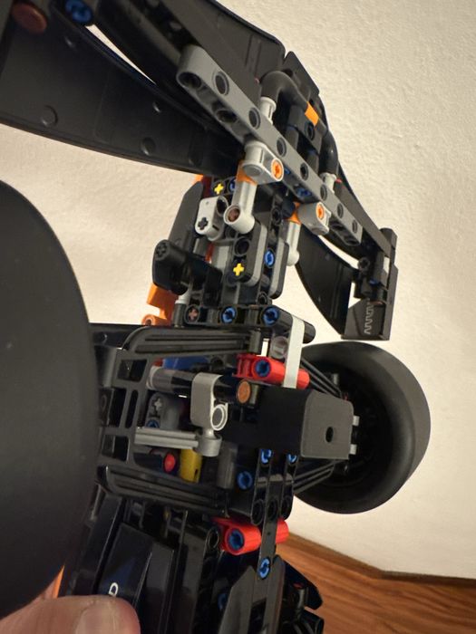 Suporte Vertical para LEGO® F1 McLaren MCL39 (#42228) – Impressão 3D