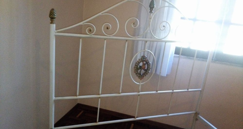 Cama de casal em ferro+ 2 mesas de cabeceira