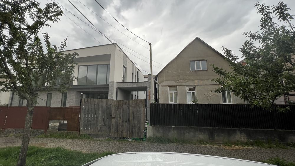 Дім на 8 сотинах престижна локація