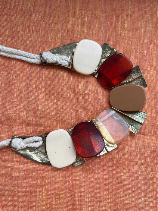 Кольє з жовтоватого металу і пластику