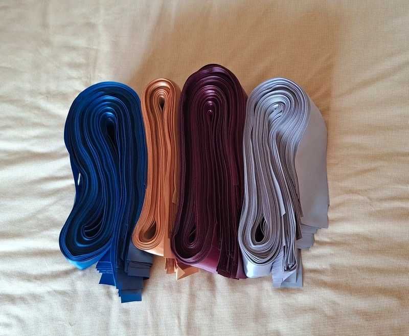 300 metros de fitas de cetim azul, amarelo, bordeaux e cinzento, NOVAS