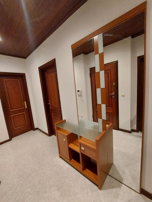 Aparador e espelho de hall de  entrada