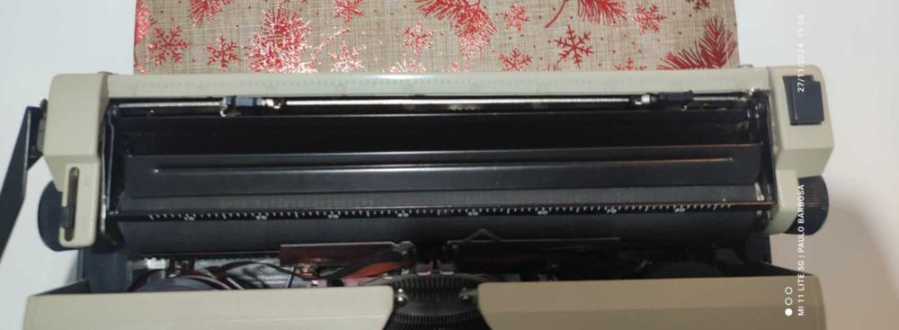 Máquina de escrever antiga mas como nova !