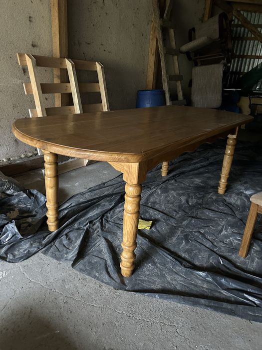 Stół dębowy wykonany przez stolarza.