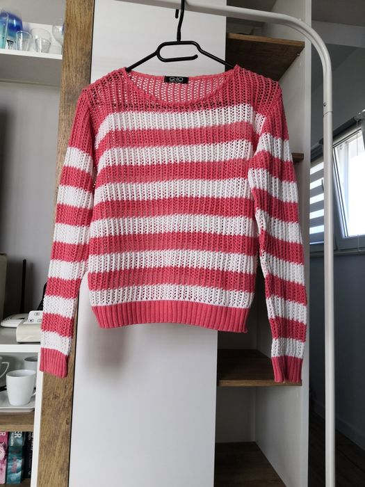 Sweter sweterek w paski białe czerwone malinowe.