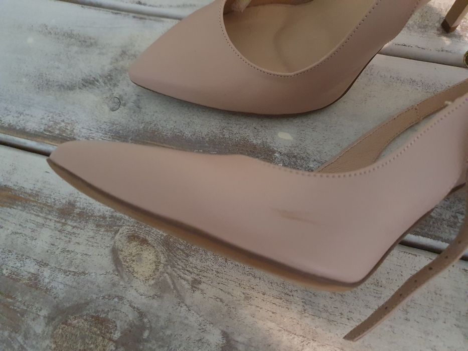 Beżowe czółenka Wojas, zapinane w kostce