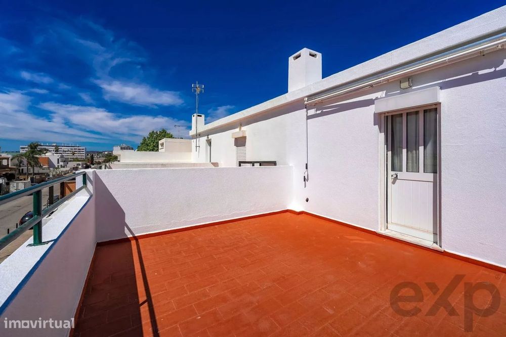 Moradia T2+1 com quintal e terraços com vista mar em Olhão, junto à Ri