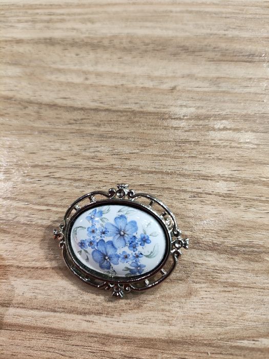 Брошки, квіточка...