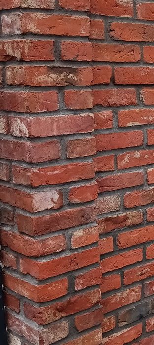 Stara cegła z rozbiórki