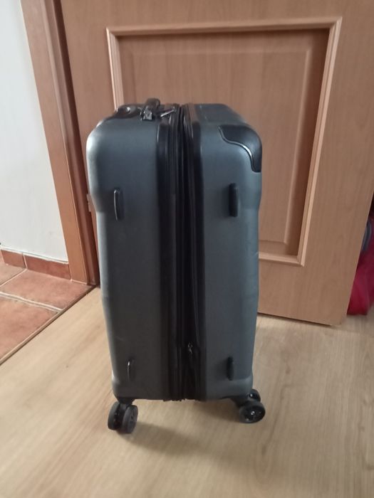walizka na czterech kółkach.