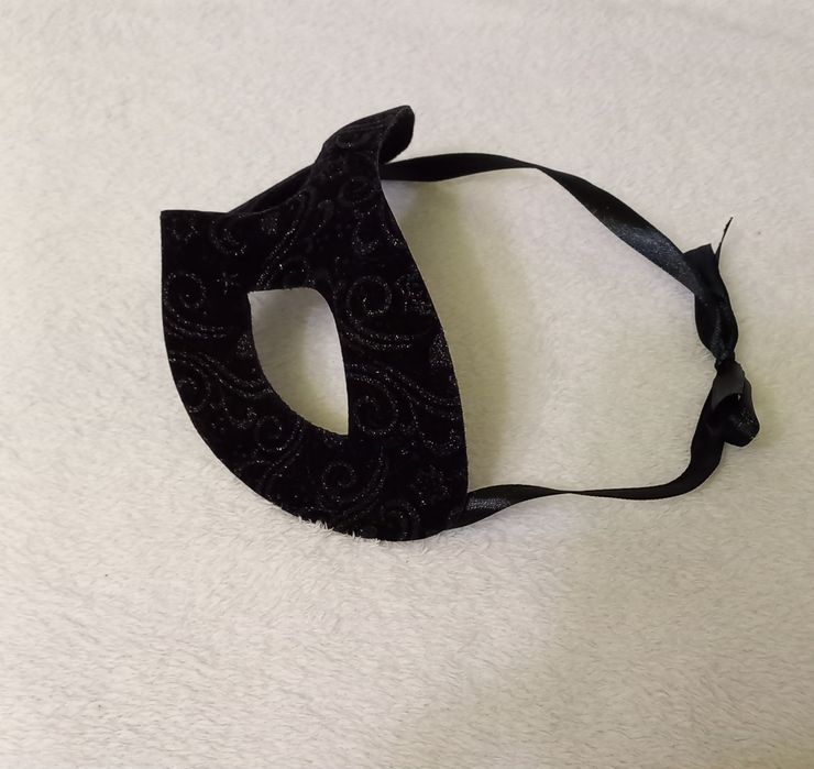 Маска карнавальна чёрная
