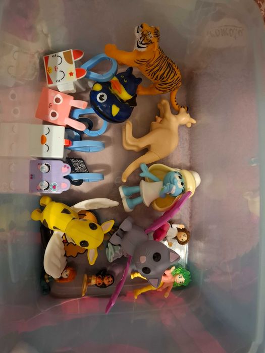 bonecos McDonald's e Kinder