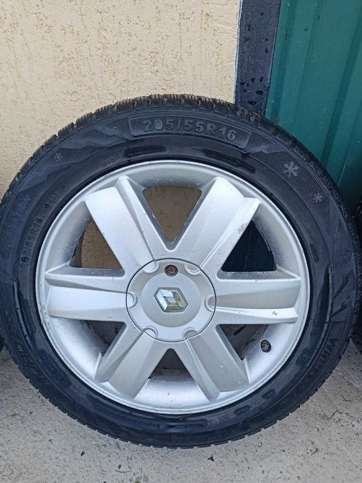 Продам комплект зимньої резини на титанових дисках 205/55R16