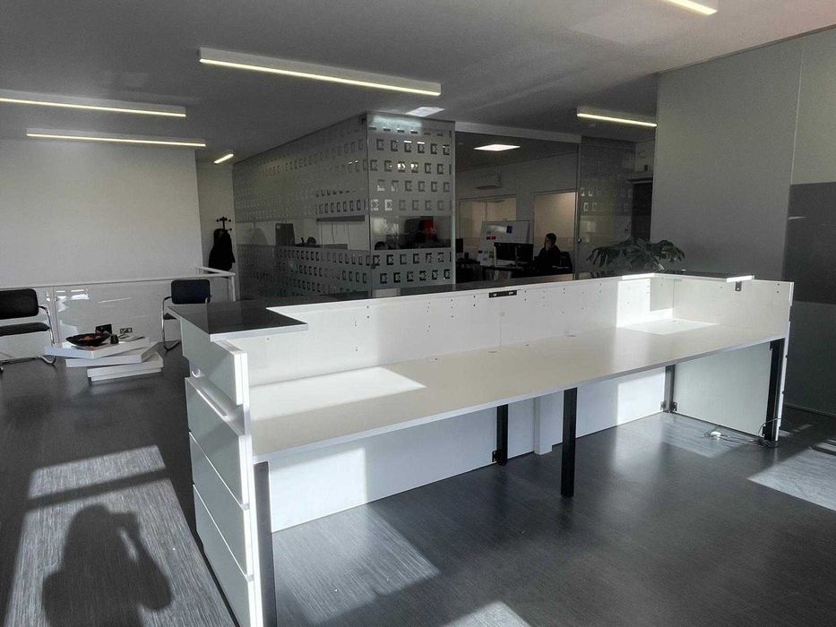 Balcão Branco para espaços comerciais