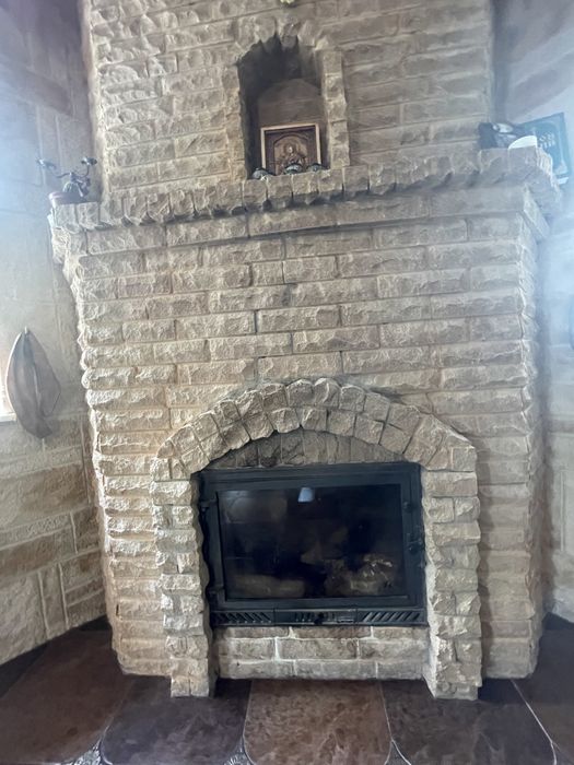 Продам будинок з басейном і підвалом на березі річки