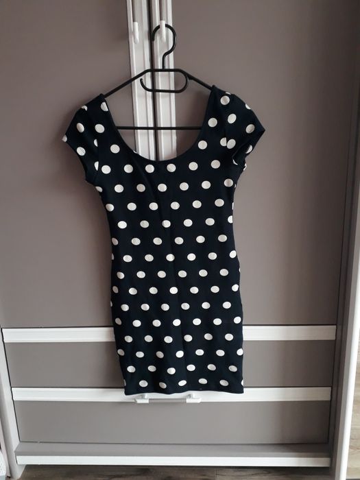 Czarna krótka sukienka w białe grochy kropki mini miniówka mała czarna
