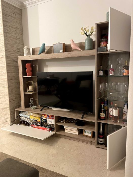 Móvel TV Moderno - Com vitrine e arrumação