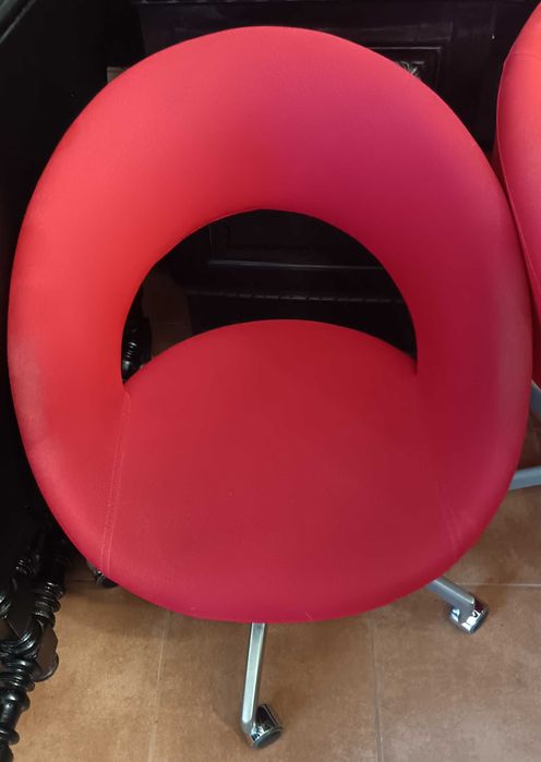 Cadeiras vermelhas com e sem rodas