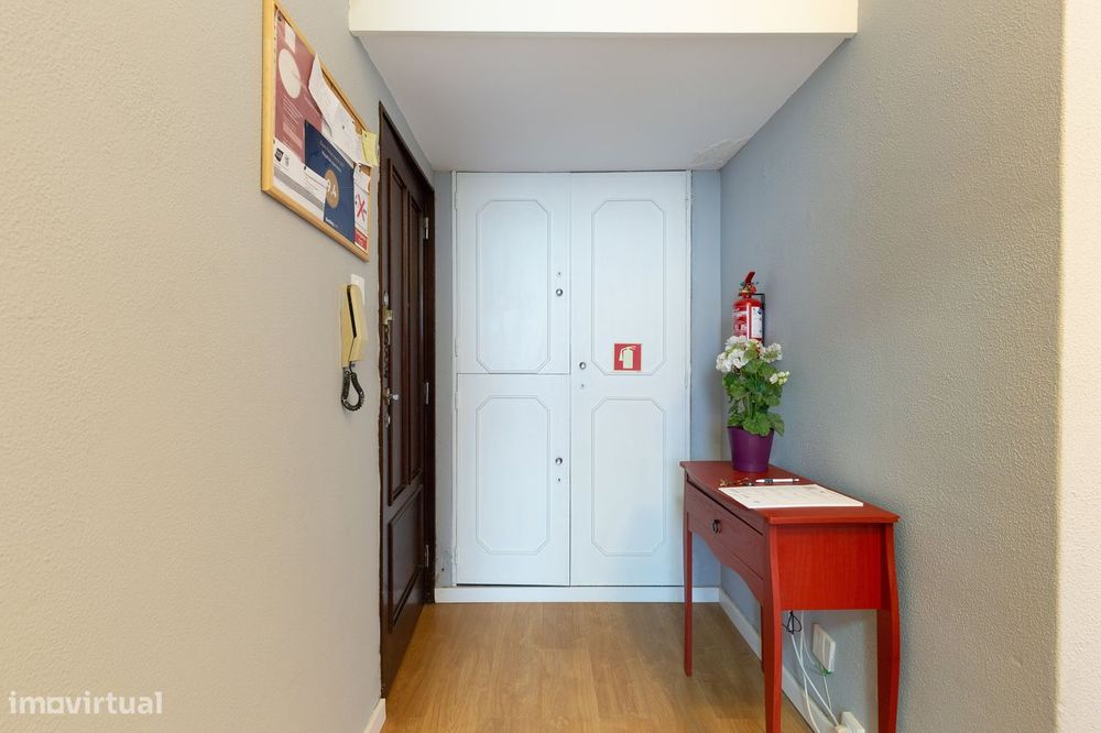 Apartamento T1 no Bonfim com varanda e elevador
