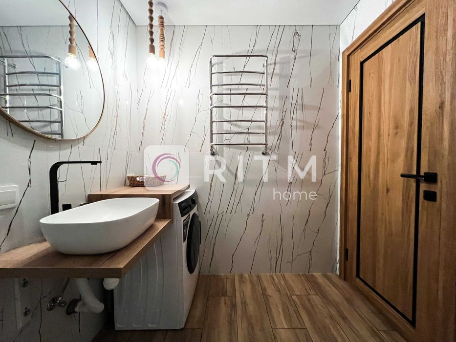 Здається двоповерховий будинок з сучасним дизайнерським ремонтом.