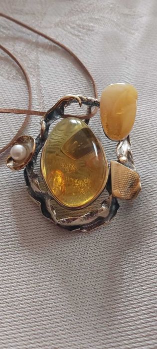 Artystyczna  zawieszka z bursztynami i perłà