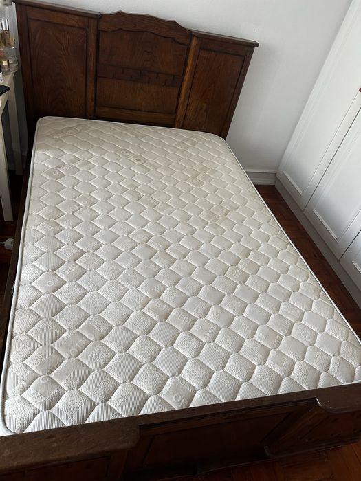 Cama com colchão e comoda