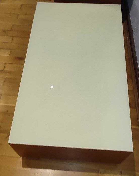 Mesa de centro com tampo de vidro
