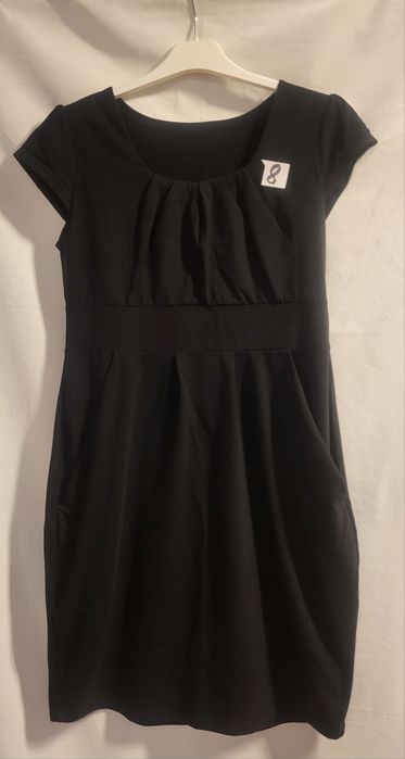 Sukienka czarna do kolan