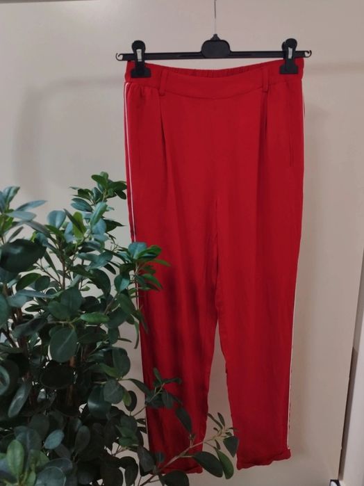 Spodnie materialoee z bialym paskiem NOWE